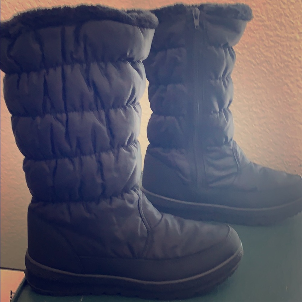 Black winter boots.